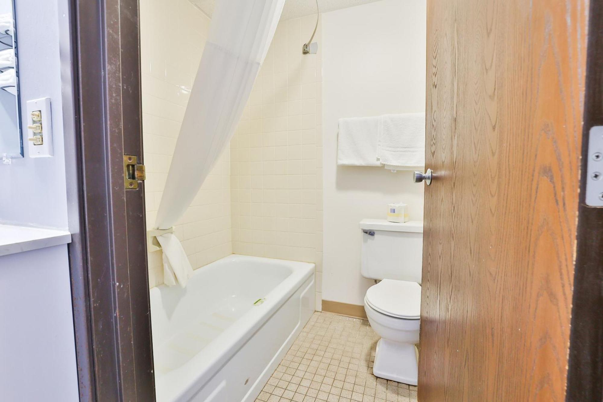 Oyo Hotel Pipestone Mn, Canterbury Park Extérieur photo