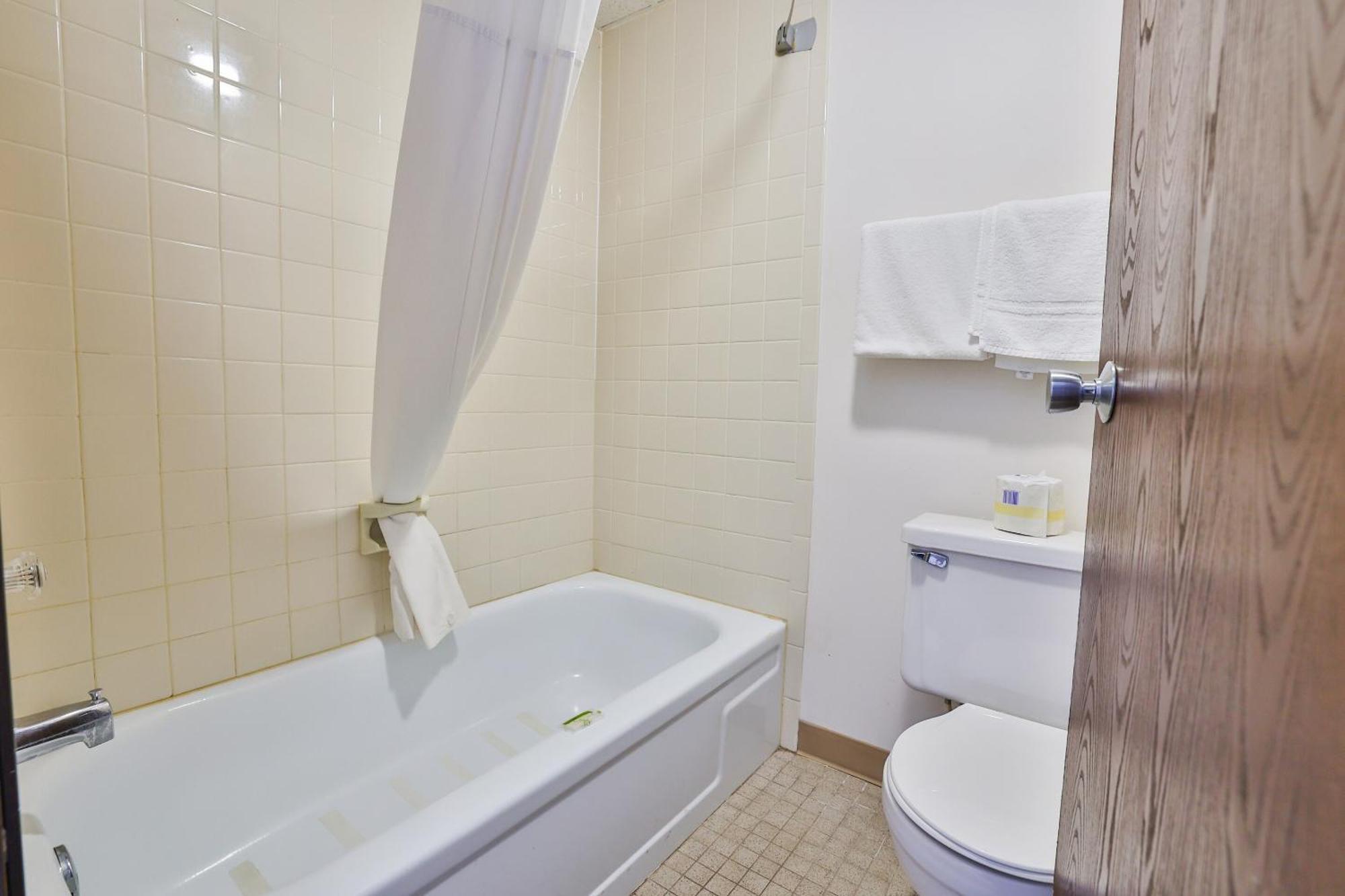 Oyo Hotel Pipestone Mn, Canterbury Park Extérieur photo
